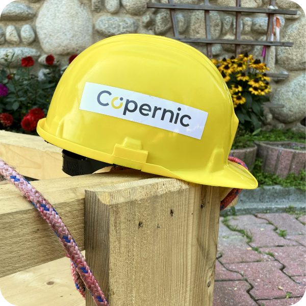 Kask ochronny ubierany przez pracowników firmy Copernic
