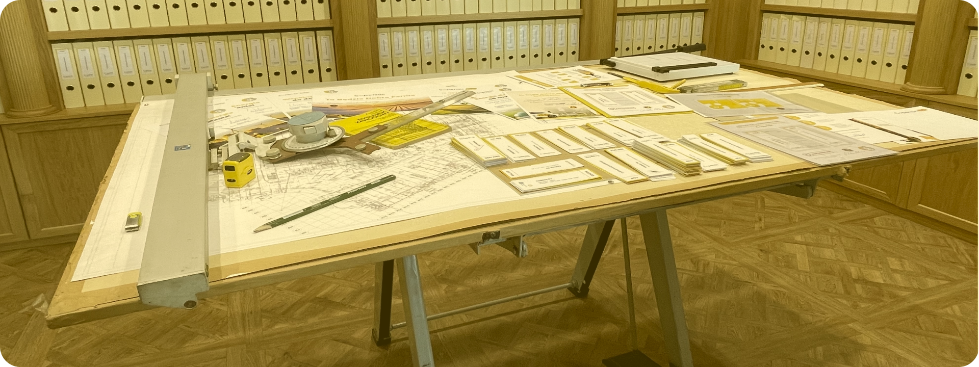 stół projektowy dla farm fotowoltaicznych i analizy działek