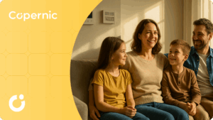 rodzina w domu po kompleksowej termomodernizacji, panel sterowania ciepłem i kratka rekuperacyjna na ścianie