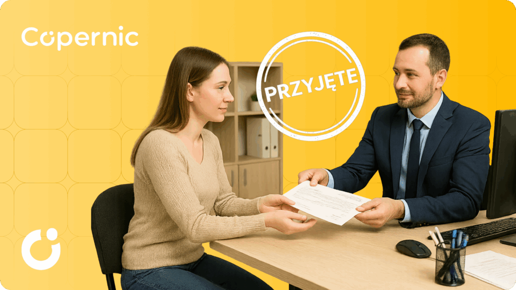kobieta odbierająca przyjęty w programie czyste powietrze wniosek
