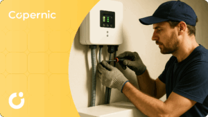 mężczyzna montujący magazyn energii w domu jednorodzinnym